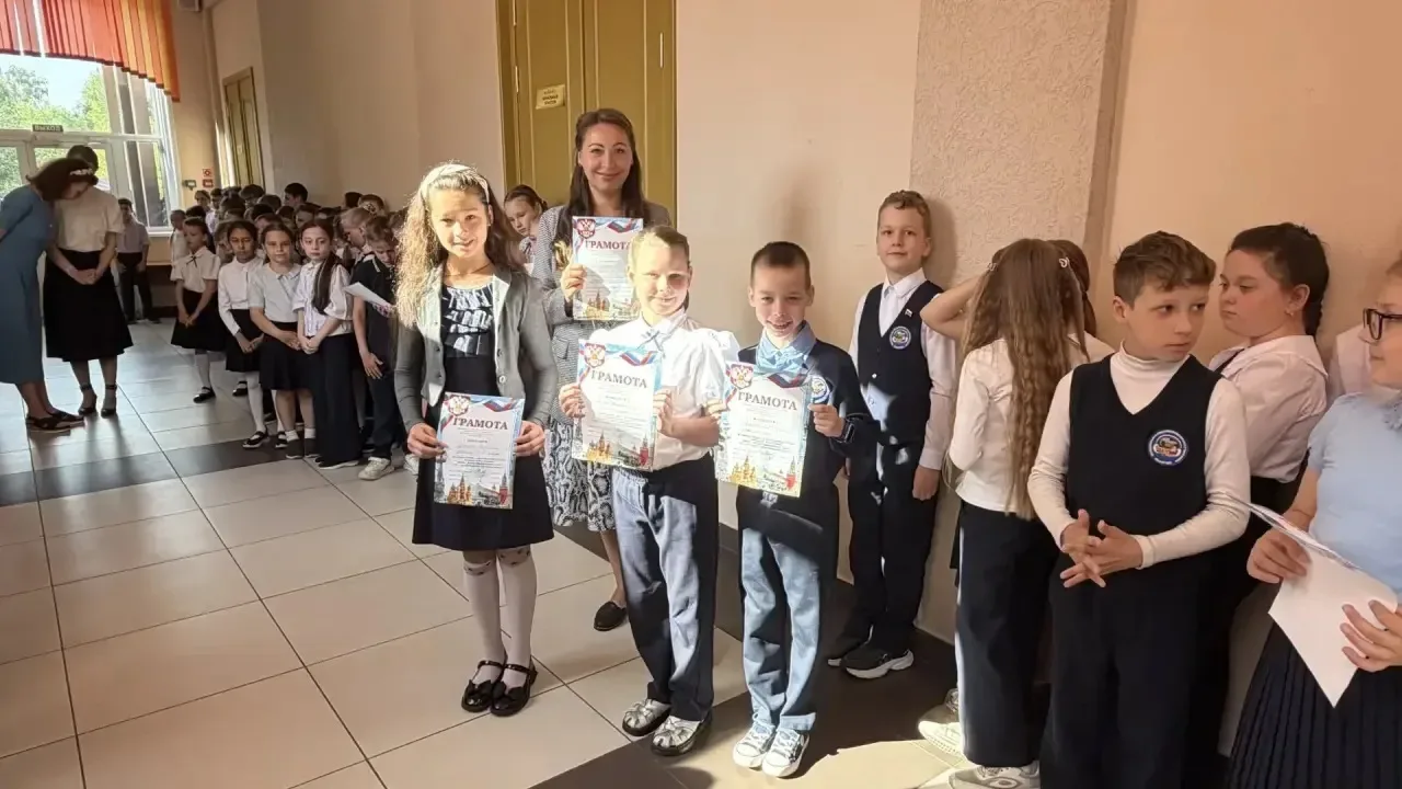 🇷🇺 РАЗГОВОР О ВАЖНОМ! 🇷🇺  Утро понедельника, 18 мая,  традиционно началось с торжественной линейки, 