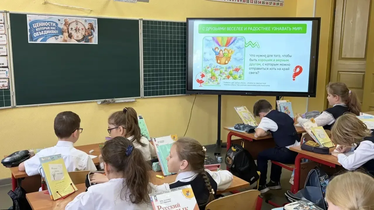 🇷🇺 РАЗГОВОР О ВАЖНОМ! 🇷🇺  Утро понедельника, 18 мая,  традиционно началось с торжественной линейки, 