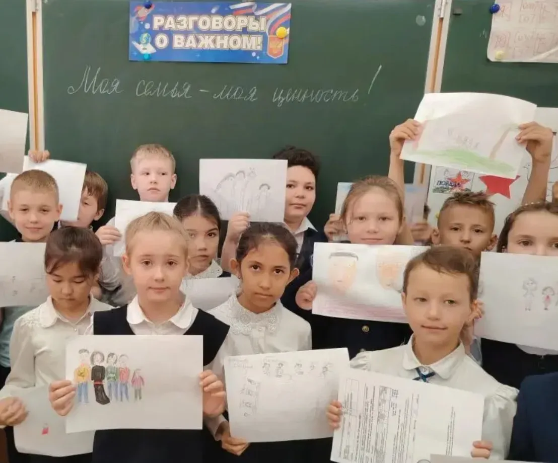 🇷🇺 РАЗГОВОР О ВАЖНОМ! 🇷🇺  Утро понедельника, 18 мая,  традиционно началось с торжественной линейки, 