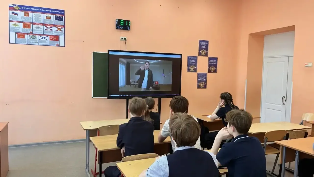 🇷🇺 РАЗГОВОР О ВАЖНОМ! 🇷🇺  Утро понедельника, 18 мая,  традиционно началось с торжественной линейки, 