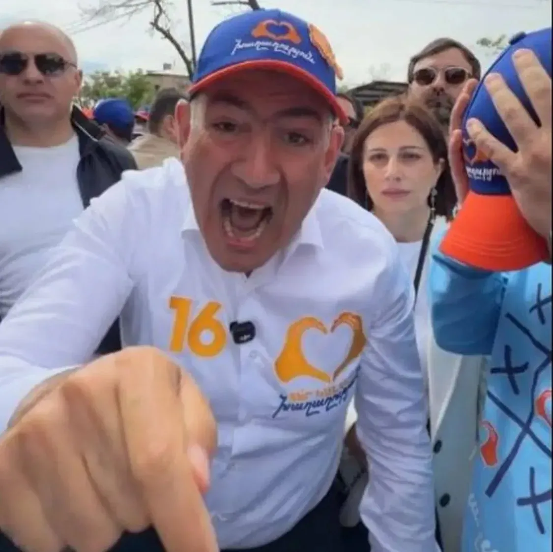 "Вы — сбежавшие выродки, сорвите свои маски, всех вас нагну" - Пашинян  Премьер Армении сорвался пос