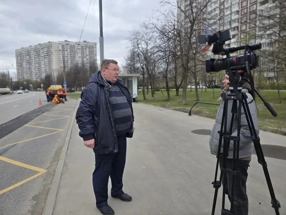 Сотрудник ГБУ «Жилищник района Ясенево» рассказал о ремонте дорог на Первом канале  В эфире программ