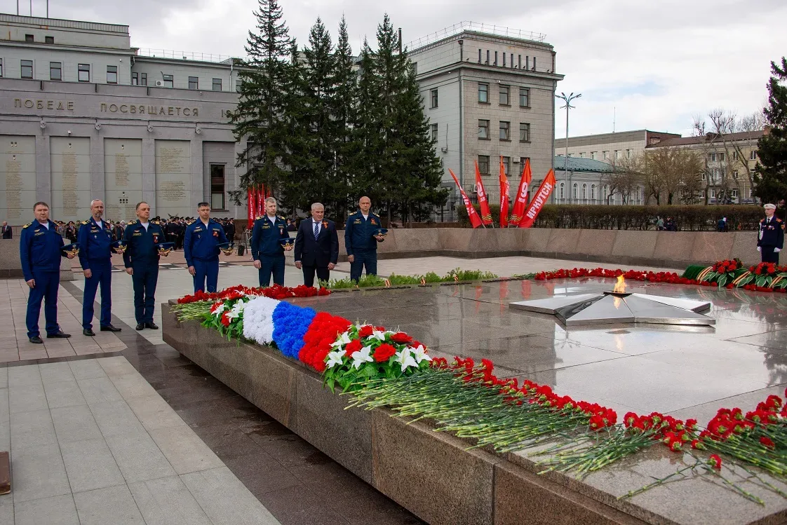 🇷🇺"Никто не забыт": церемонии возложения цветов в Иркутске  🎗В 81-ю годовщину Великой Победы работни