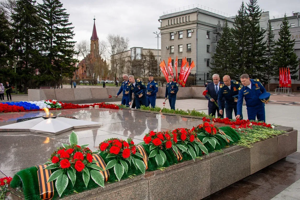 🇷🇺"Никто не забыт": церемонии возложения цветов в Иркутске  🎗В 81-ю годовщину Великой Победы работни