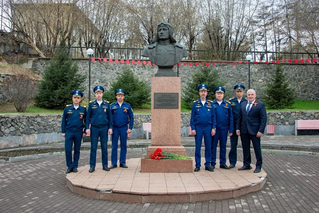 🇷🇺"Никто не забыт": церемонии возложения цветов в Иркутске  🎗В 81-ю годовщину Великой Победы работни