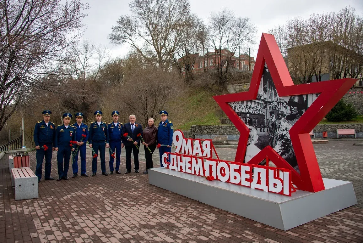 🇷🇺"Никто не забыт": церемонии возложения цветов в Иркутске  🎗В 81-ю годовщину Великой Победы работни