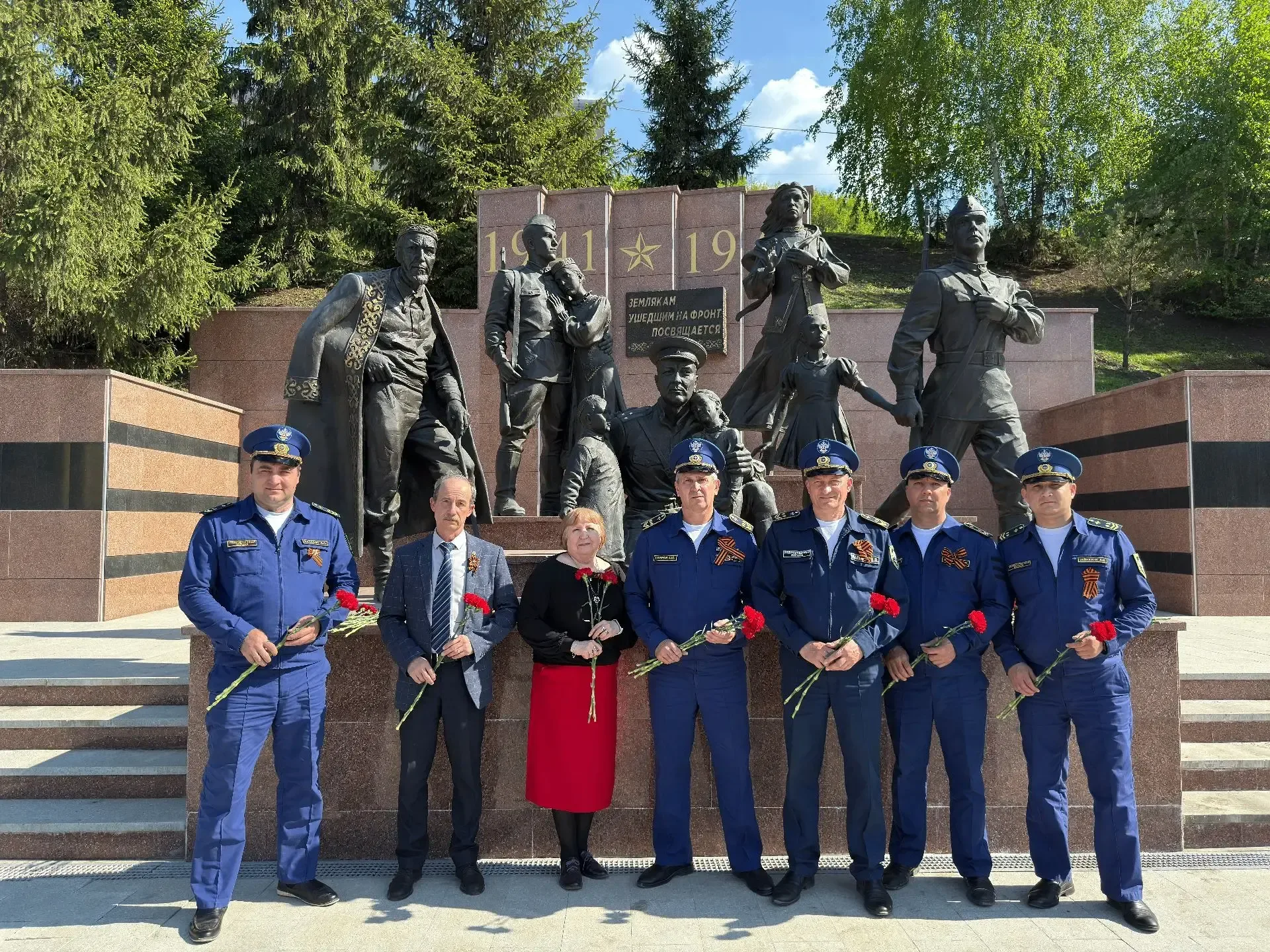 💐 С благодарностью сквозь годы: цветы к обелискам от ведомственной охраны🕊️  Работники Уфимского отр