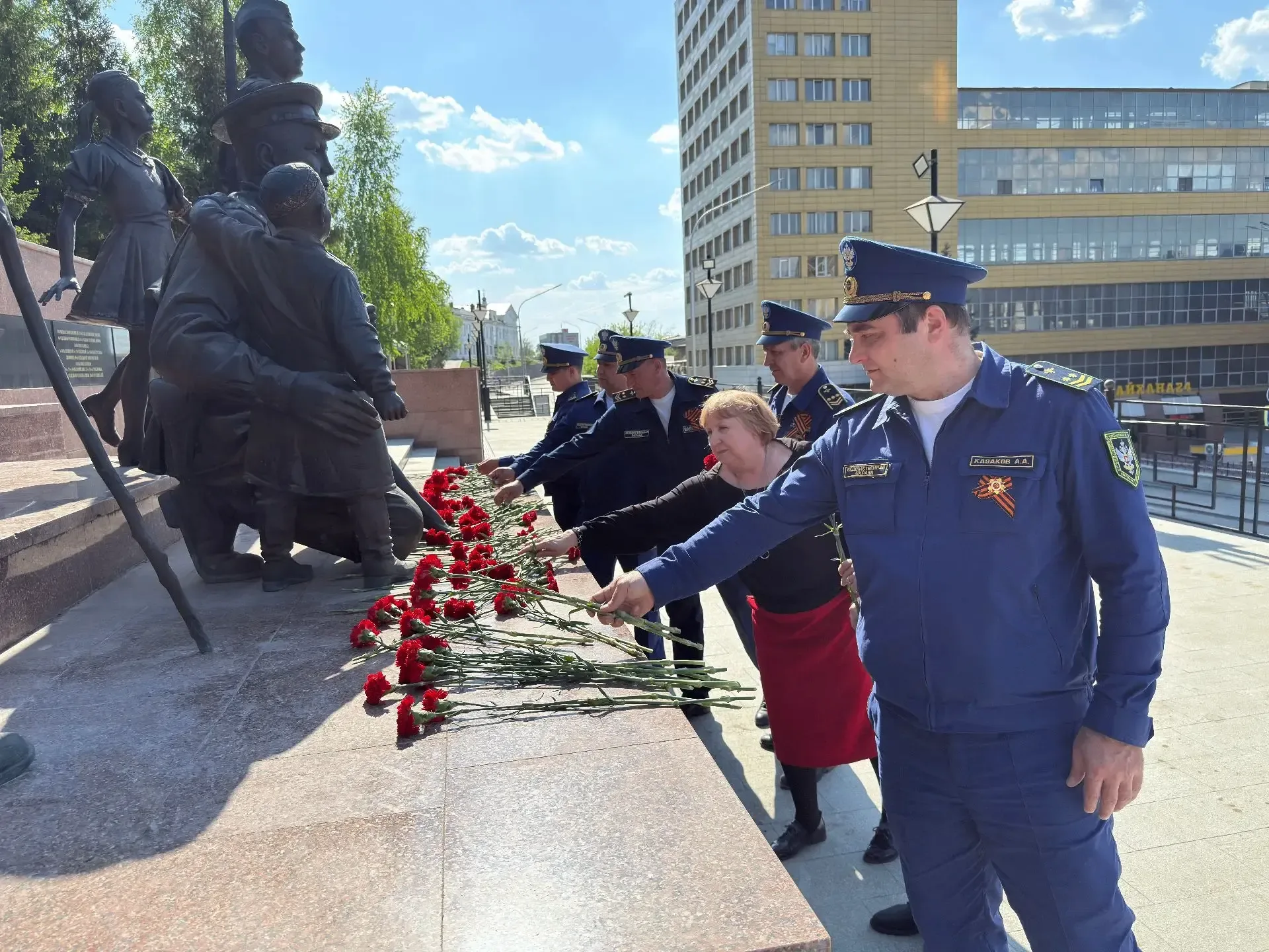 💐 С благодарностью сквозь годы: цветы к обелискам от ведомственной охраны🕊️  Работники Уфимского отр