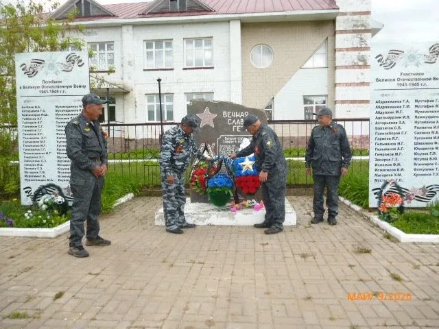 💐 С благодарностью сквозь годы: цветы к обелискам от ведомственной охраны🕊️  Работники Уфимского отр
