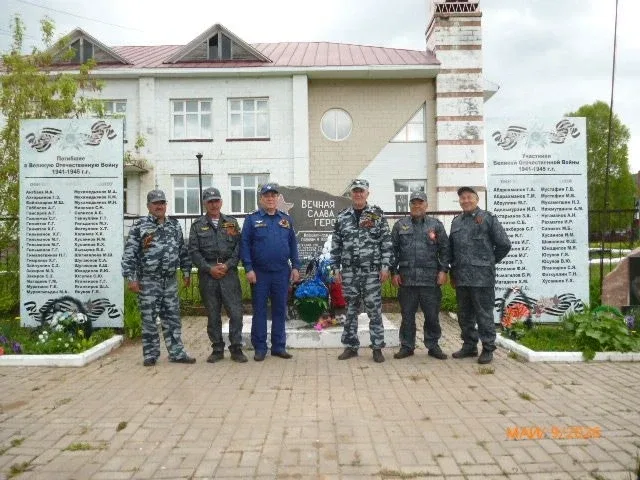 💐 С благодарностью сквозь годы: цветы к обелискам от ведомственной охраны🕊️  Работники Уфимского отр