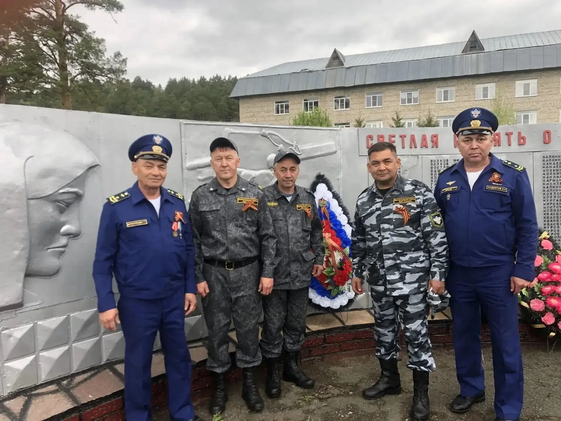 💐 С благодарностью сквозь годы: цветы к обелискам от ведомственной охраны🕊️  Работники Уфимского отр