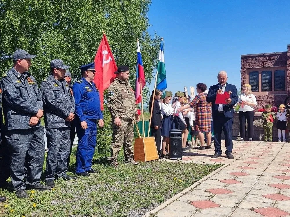 💐 С благодарностью сквозь годы: цветы к обелискам от ведомственной охраны🕊️  Работники Уфимского отр