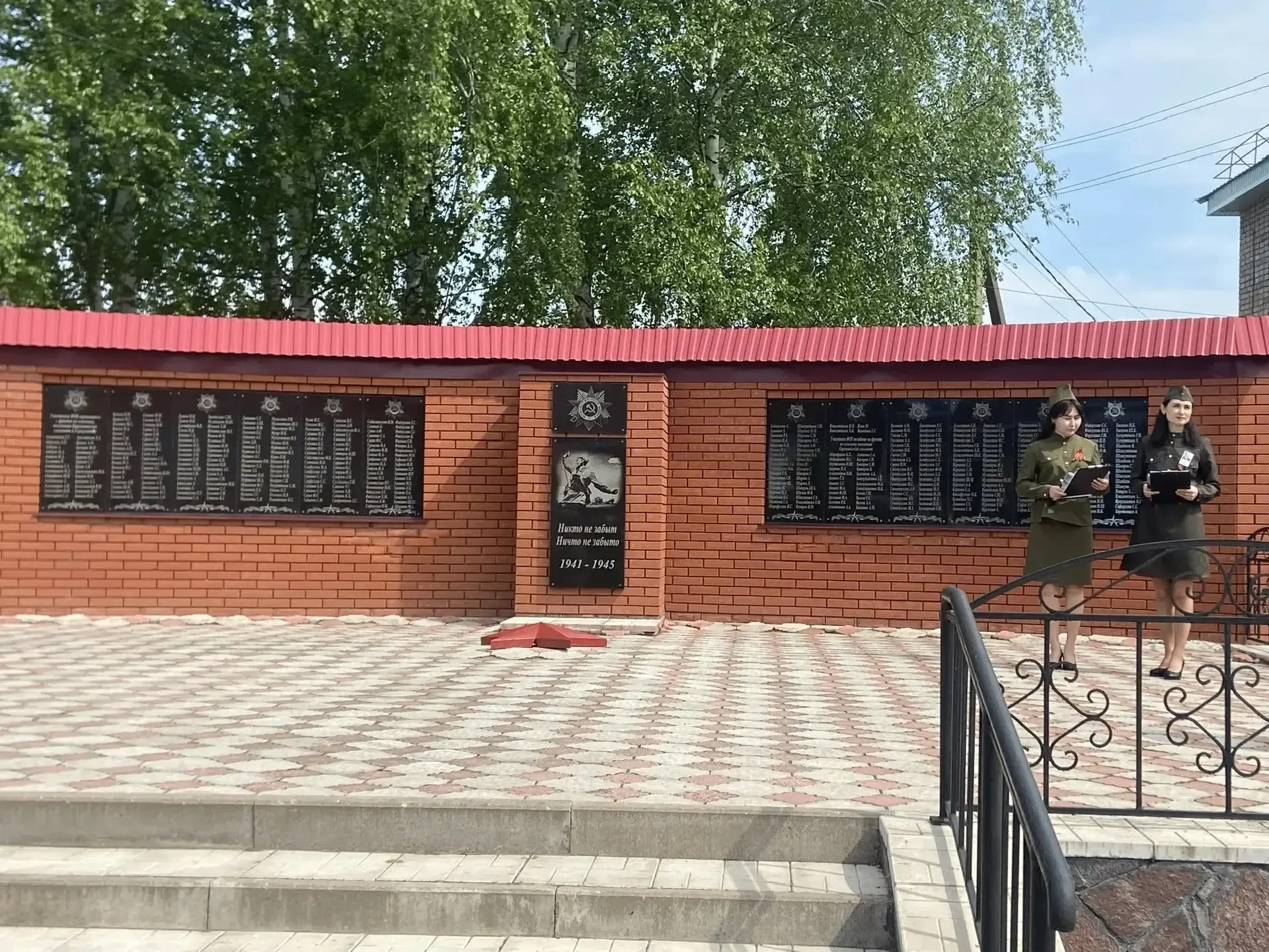 💐 С благодарностью сквозь годы: цветы к обелискам от ведомственной охраны🕊️  Работники Уфимского отр