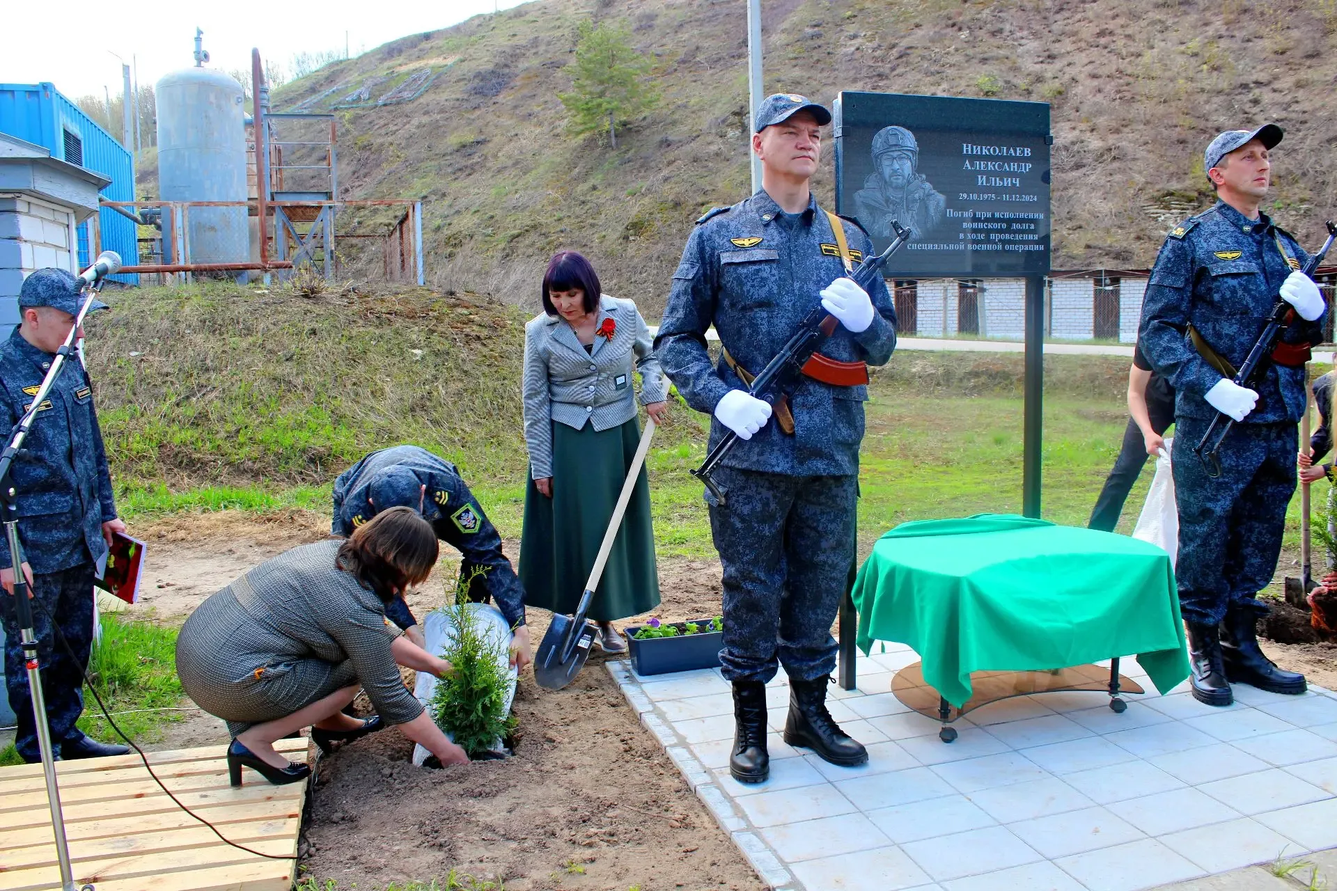⭐ За Отвагу и Орден Мужества ⭐: мемориальная доска в честь героя СВО  В стрелковой команде по охране