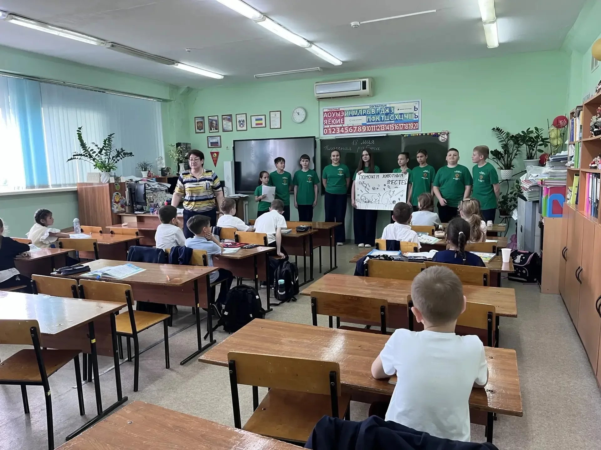 Знаете, кто такие волонтеры? Это те, кто не проходит мимо чужой беды. И в нашей школе подрастает име
