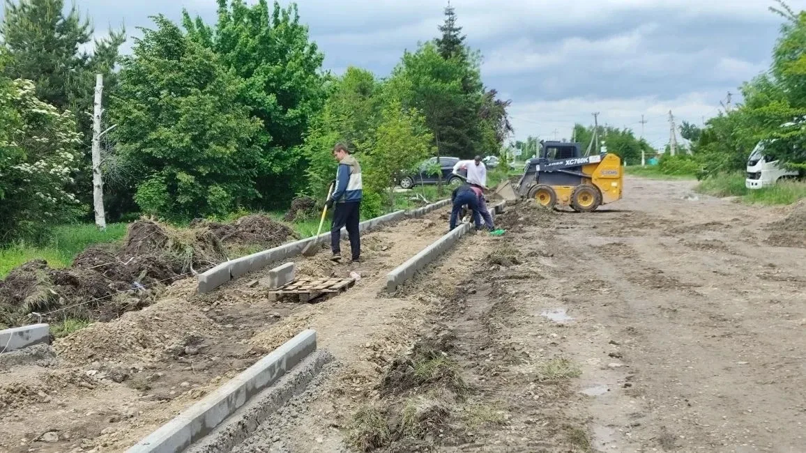 🛣️ В поселке Мостовском начались работы по реконструкции улицы 2-я Буденного.   Это один из важнейши