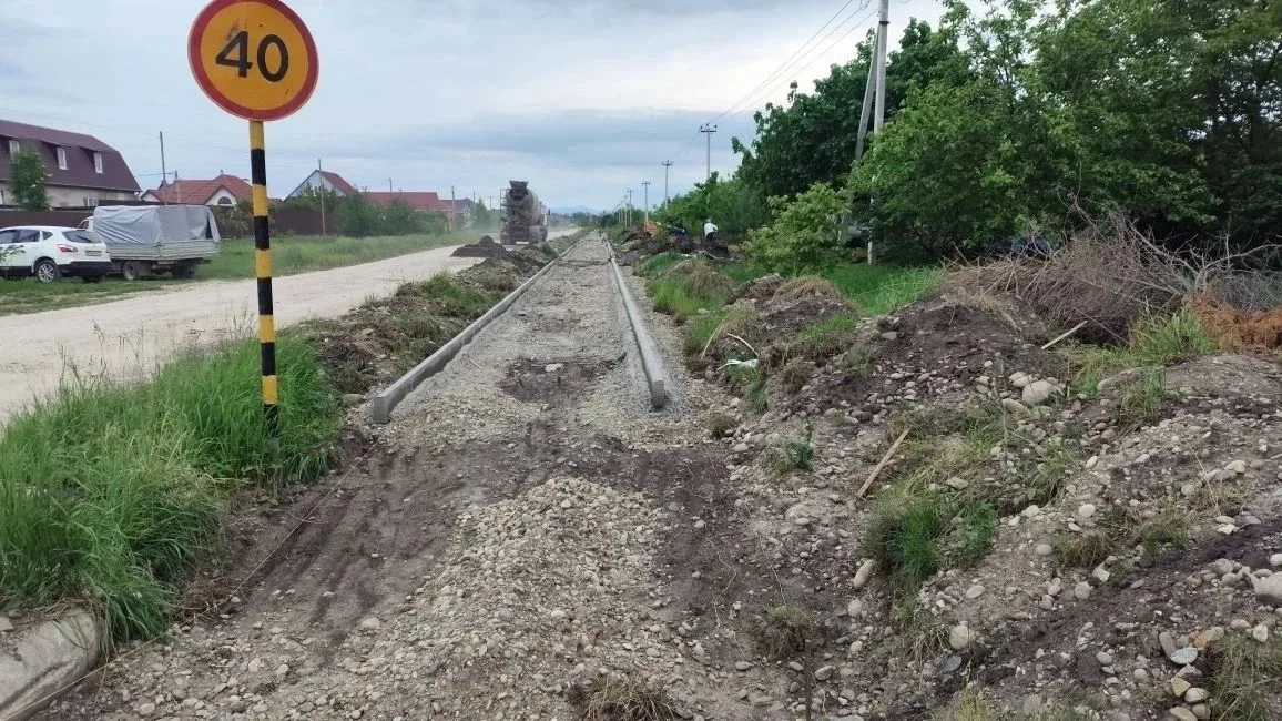 🛣️ В поселке Мостовском начались работы по реконструкции улицы 2-я Буденного.   Это один из важнейши