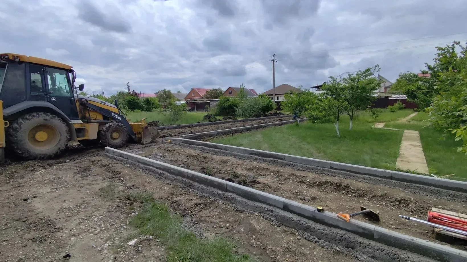 🛣️ В поселке Мостовском начались работы по реконструкции улицы 2-я Буденного.   Это один из важнейши