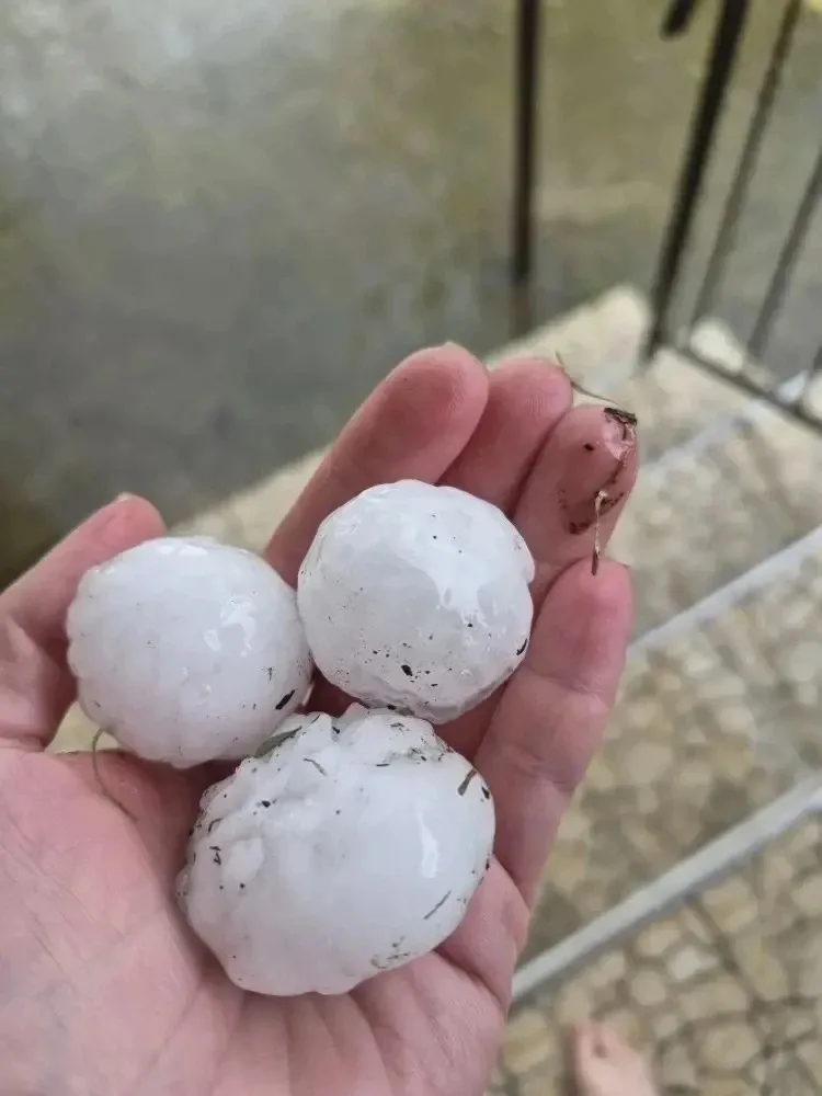 ⛈️ В Курганинском районе прошёл сильный дождь с градом.  Сначала выпадали небольшие градины, но вско