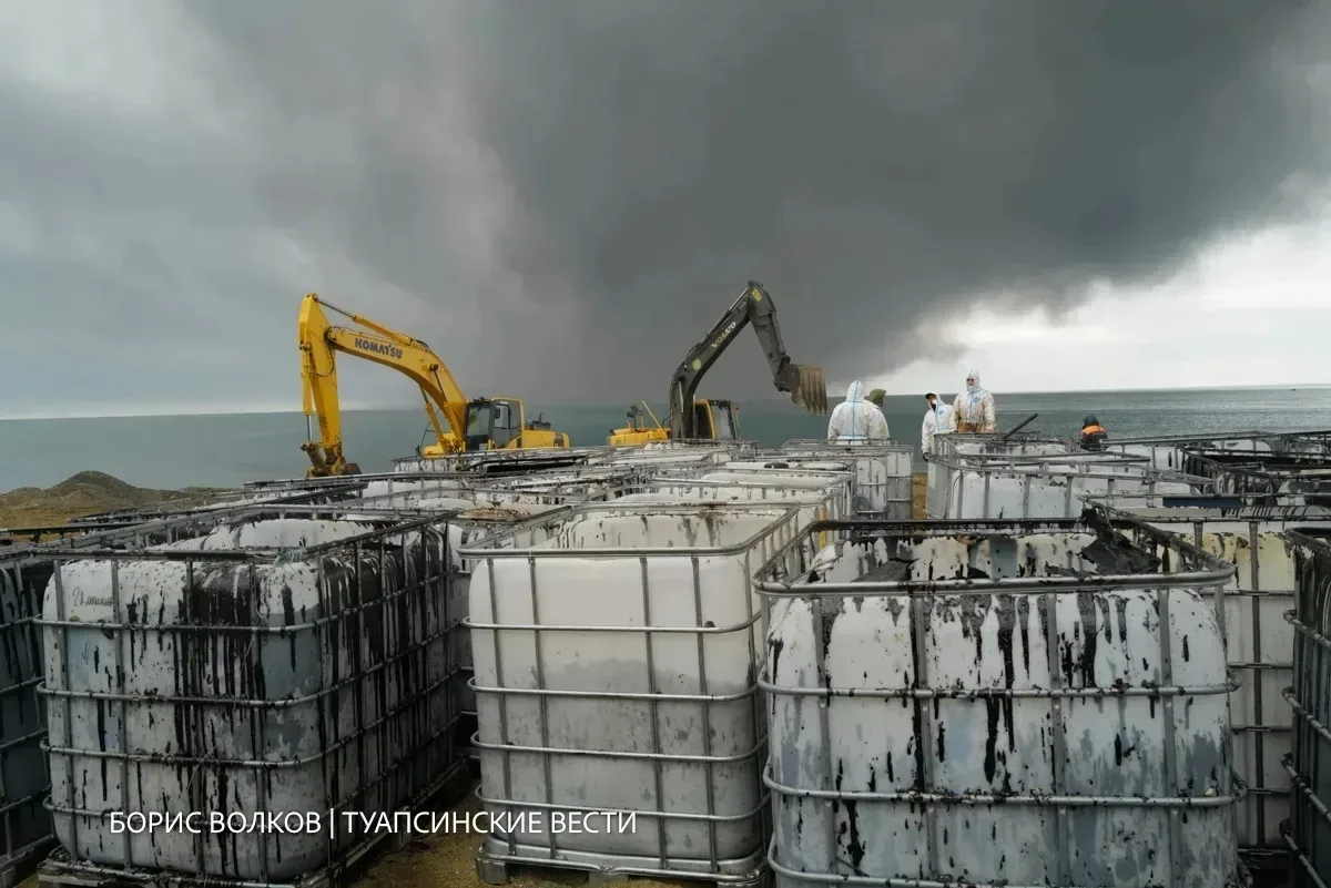 Многострадальный Туапсе.   Хроника ликвидации последствий разлива нефтепродуктов в фотографиях Андре