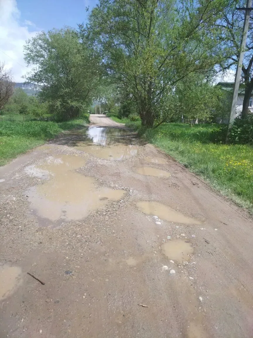 Нам пишут:  - В Псебае, на улице Промышленной, в районе реки Армянки, во время дождей невозможно про