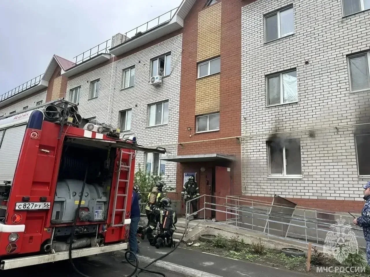 В Орске при пожаре на ул. Краматорской спасли шестерых человек, включая ребёнка.  Утром загорелась к