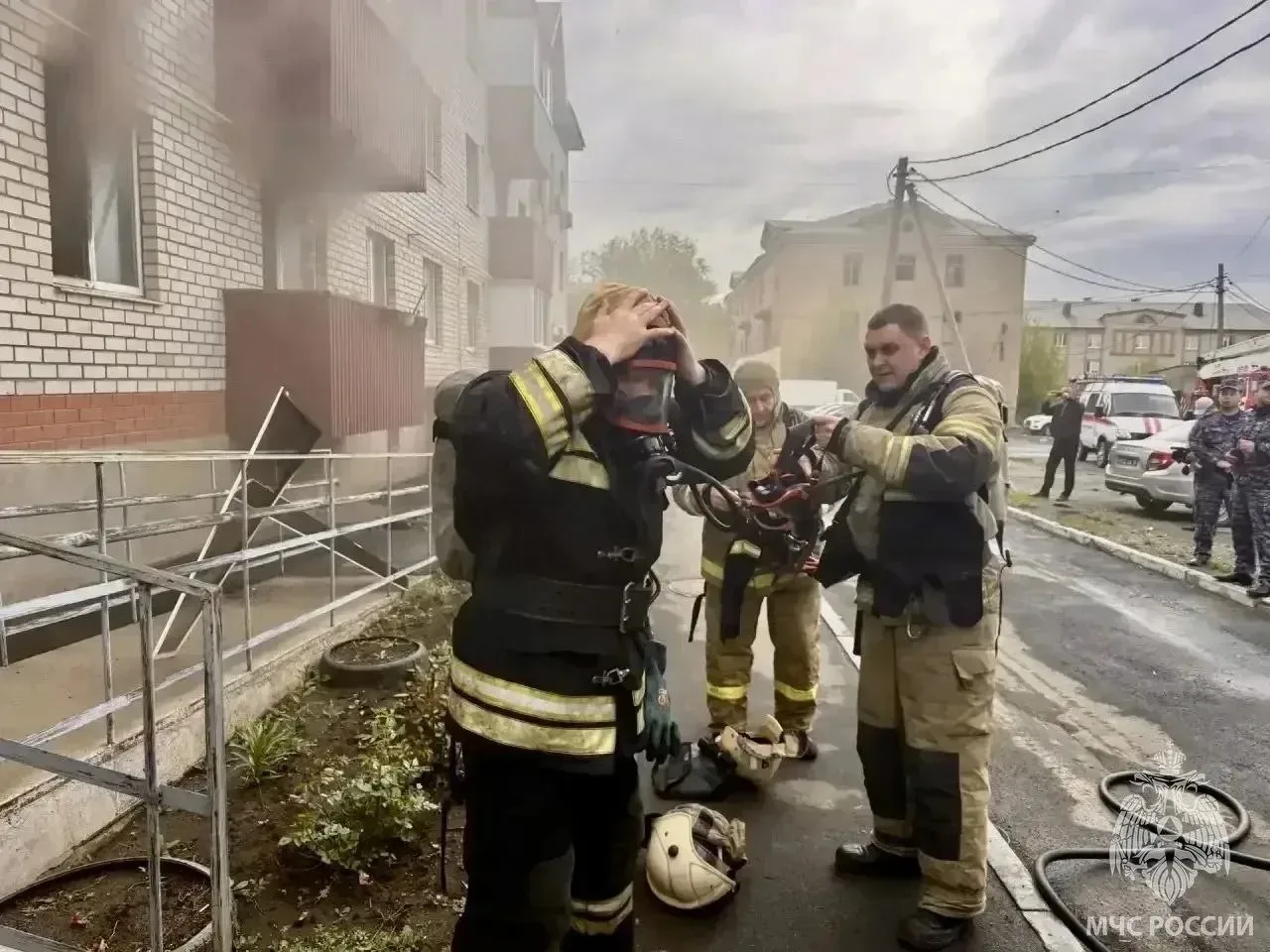 В Орске при пожаре на ул. Краматорской спасли шестерых человек, включая ребёнка.  Утром загорелась к