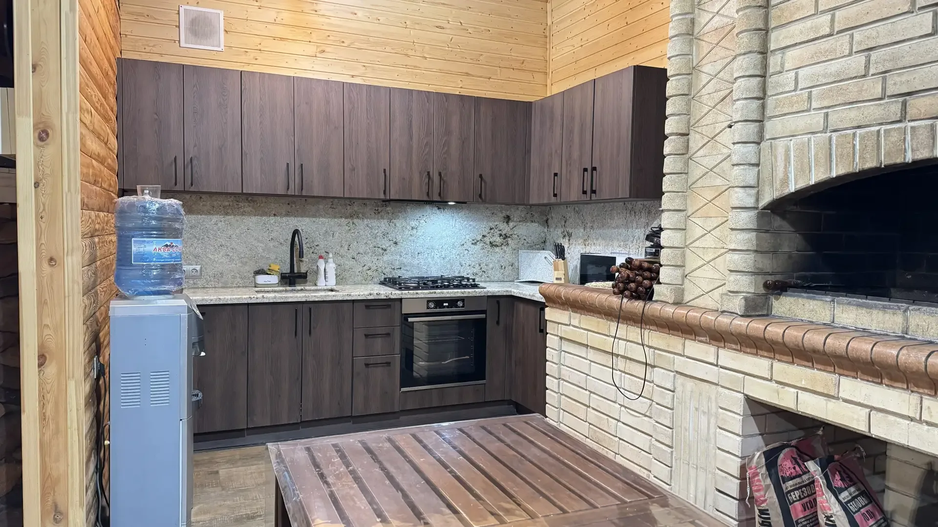 #СОЧИ #ВЕРХНЕВЕСЕЛОЕ улица Черновицкая 9/10.           Сдаётся двухэтажный коттеджный дом , с беседк