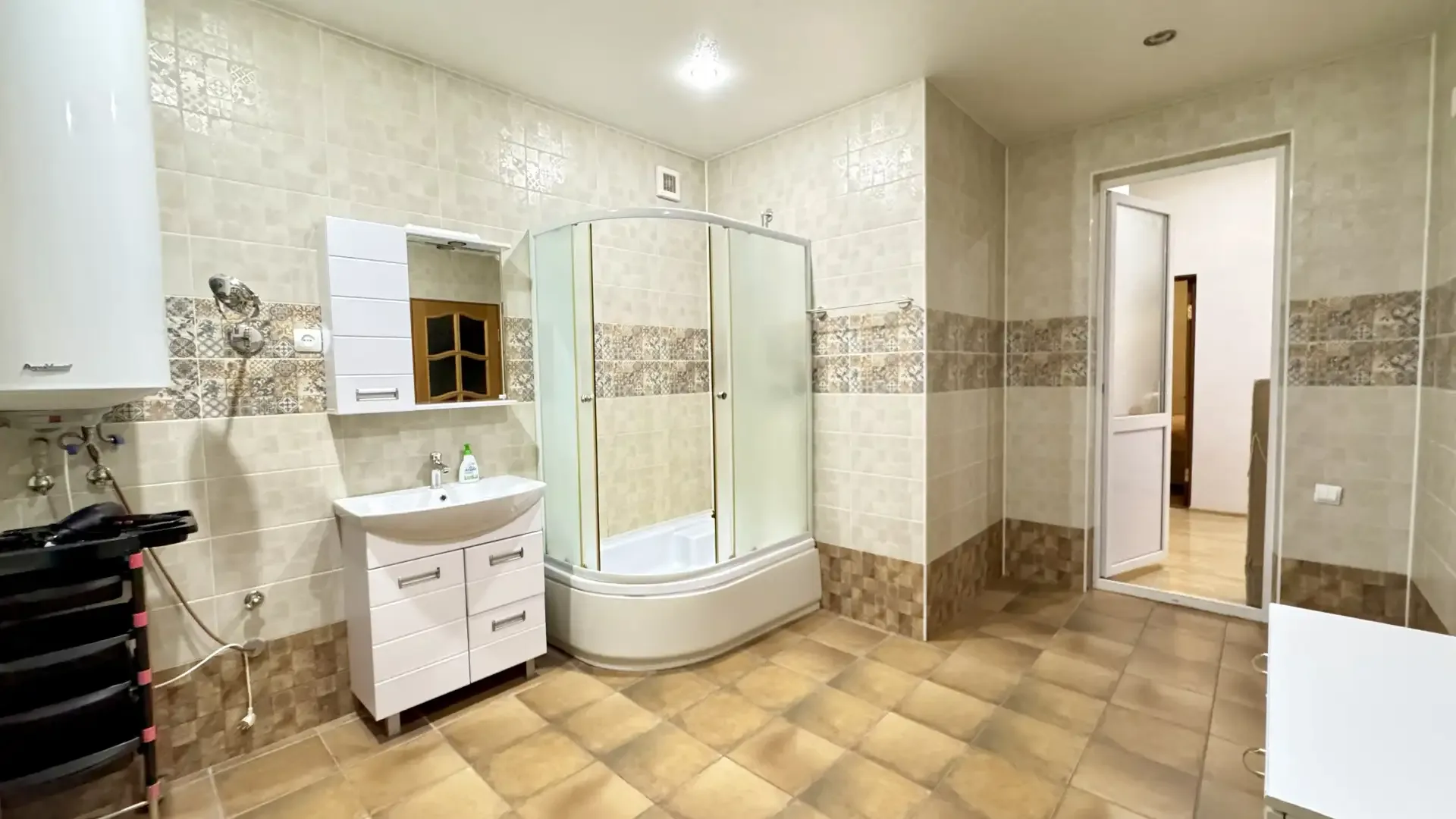 #СОЧИ #ВЕРХНЕВЕСЕЛОЕ улица Черновицкая 9/10.           Сдаётся двухэтажный коттеджный дом , с беседк