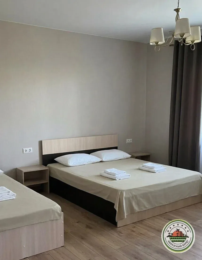 #АБХАЗИЯ #ПИЦУНДА ул. Агрба, 3А  🏊 “ЛК-ОТЕЛЬ” с бассейном  👥 до 4 человек  Небольшой отель всего на 