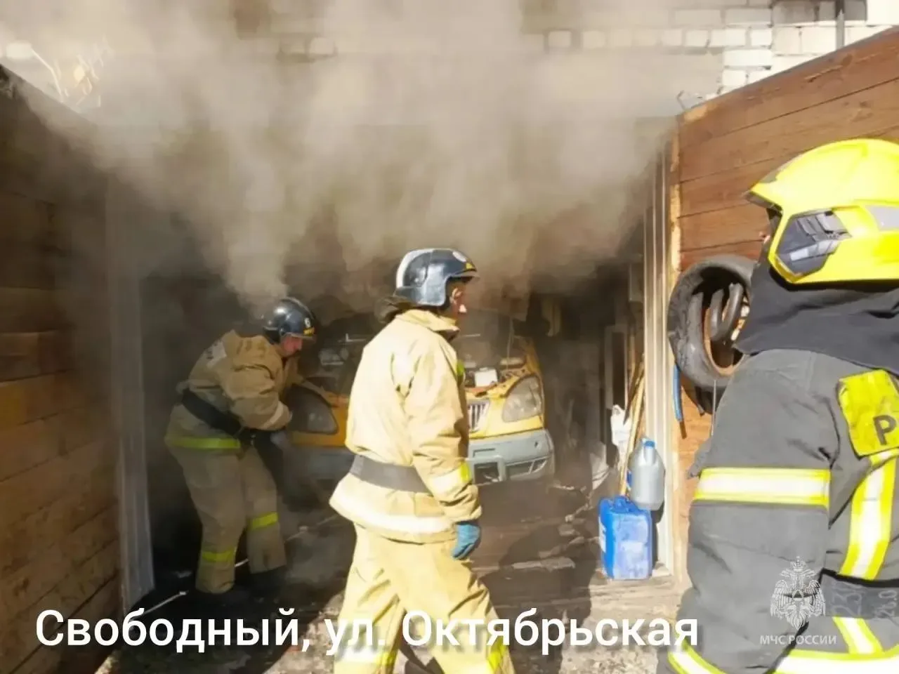 В Свободном на Октябрьской сгорел гараж с автомобилем  18 мая в Свободном по улице Октябрьской произ