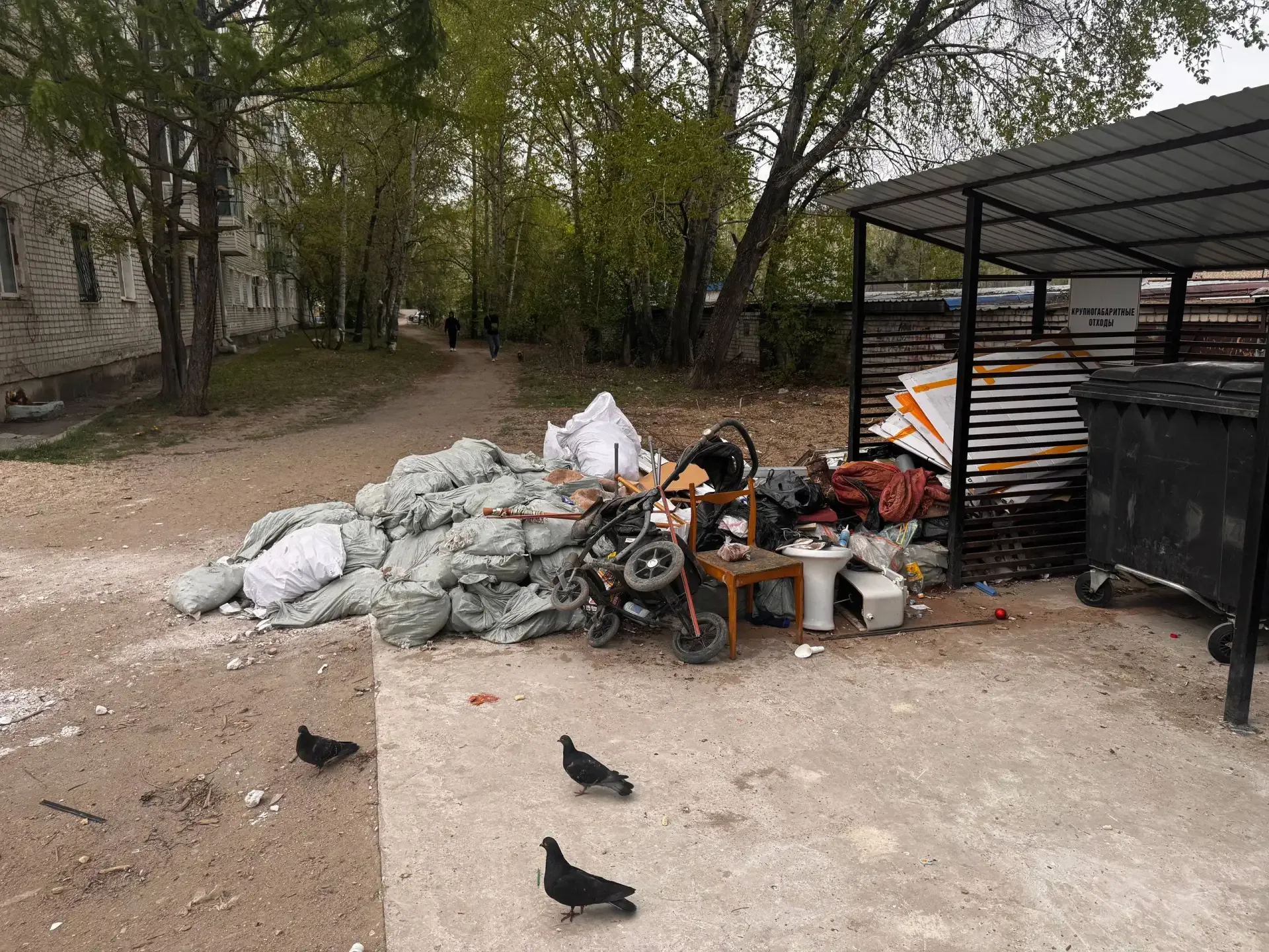 Ремонтный мусор — не для контейнерной площадки  В Свободном продолжается обновление контейнерных пло