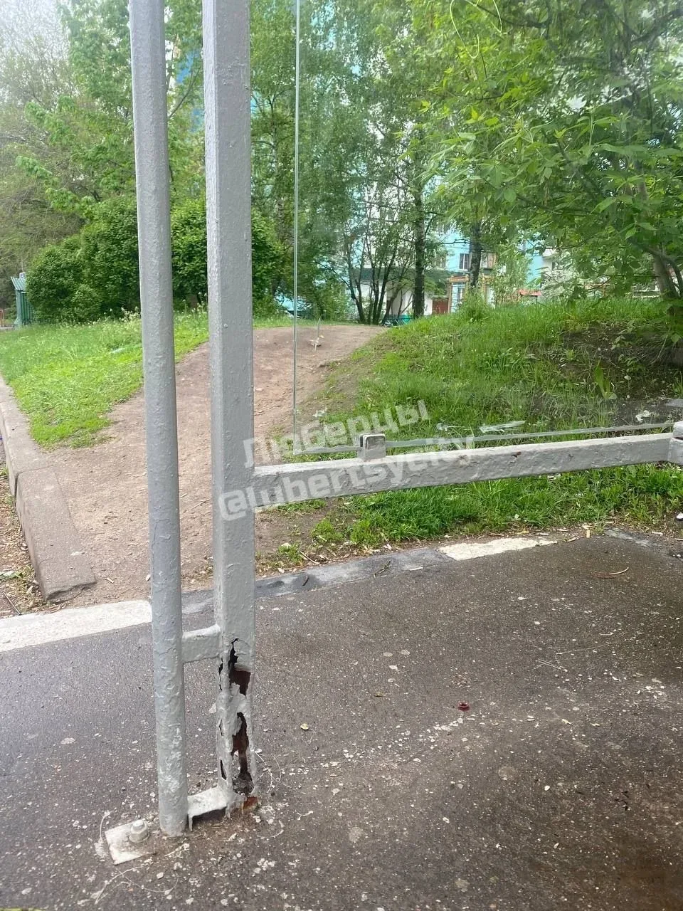 Остановка Магазин Пятерочка на Комсомольском проспекте рядом с Институтом Здоровья висит в воздухе! 