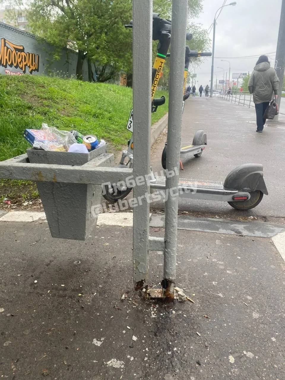 Остановка Магазин Пятерочка на Комсомольском проспекте рядом с Институтом Здоровья висит в воздухе! 