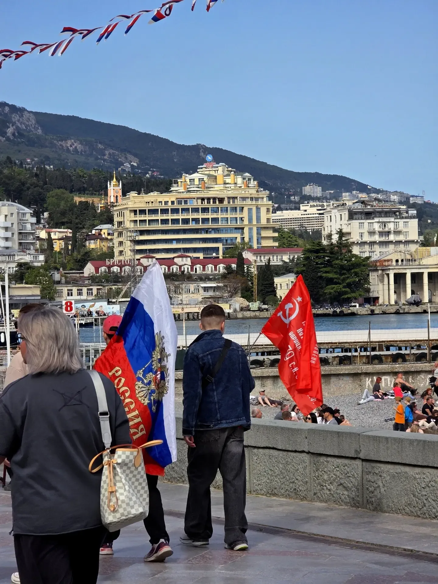 Ялта встречает 9 мая морем людей и идеальной погодой. Солнце, толпы горожан и гостей, флаги и общая 