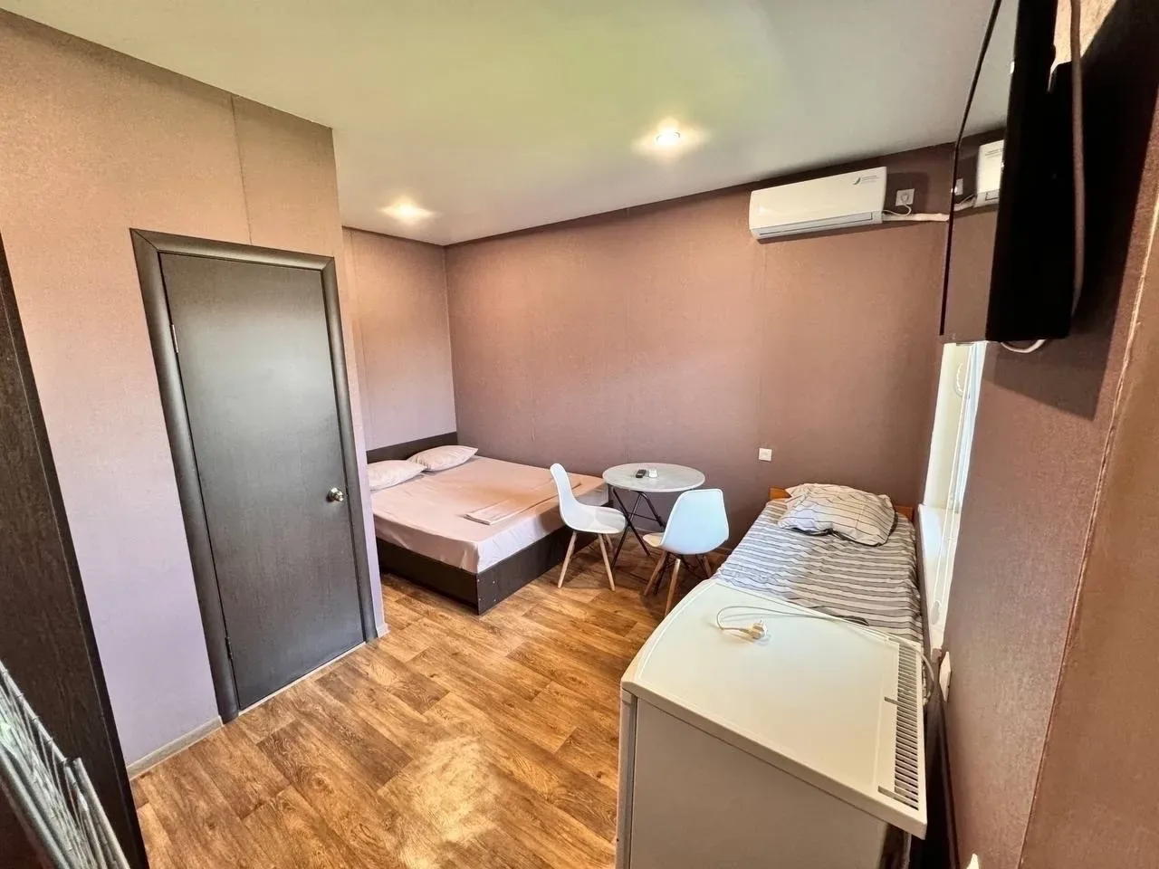 #ШТОРМОВОЕ ул. Ленина, дом 19  🏠 Гостевой дом "Розовая пантера"  ✅ ОПИСАНИЕ: • Уютная зона отдыха с 