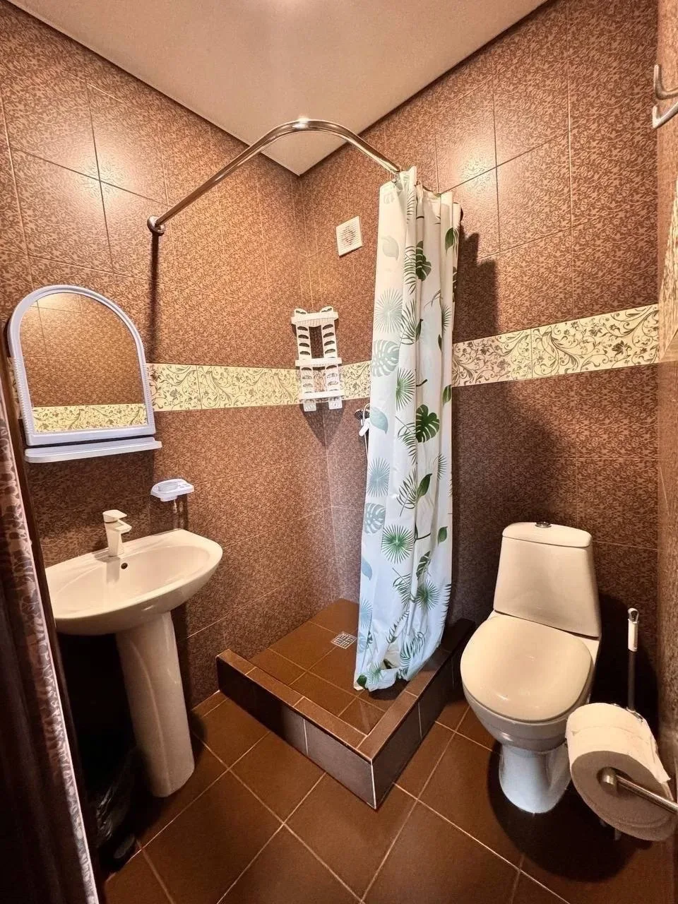 #ШТОРМОВОЕ ул. Ленина, дом 19  🏠 Гостевой дом "Розовая пантера"  ✅ ОПИСАНИЕ: • Уютная зона отдыха с 