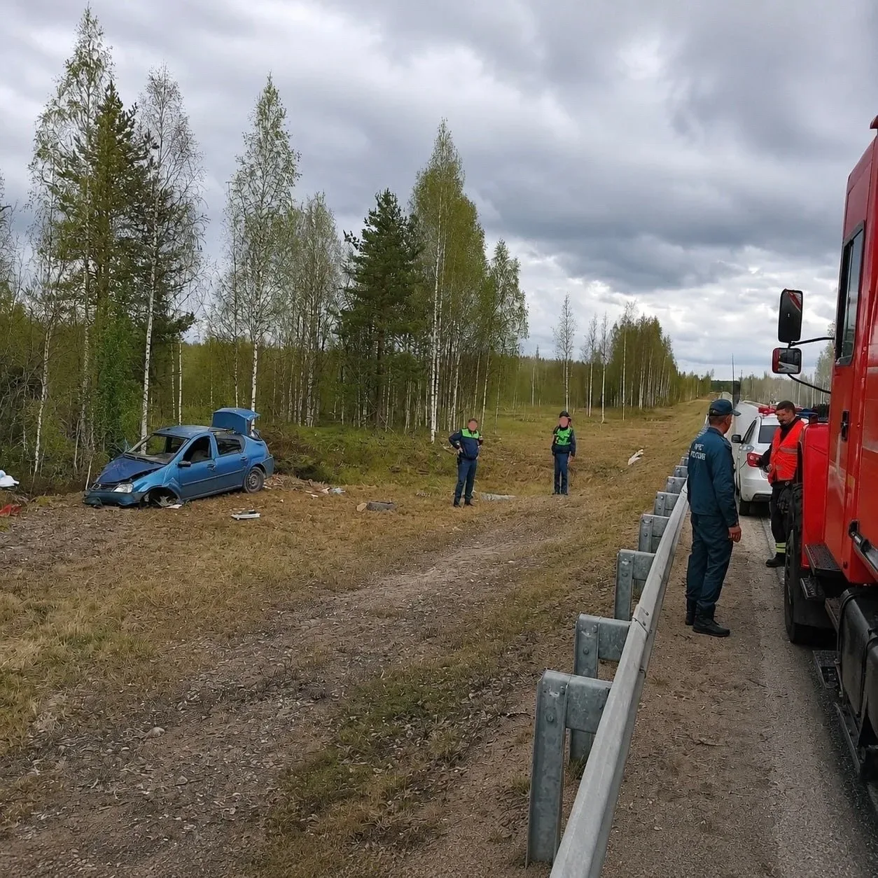 Машина перелетела через ограждение и реку в Карелии. Тяжелая авария произошла в Костомукше днём 16 м