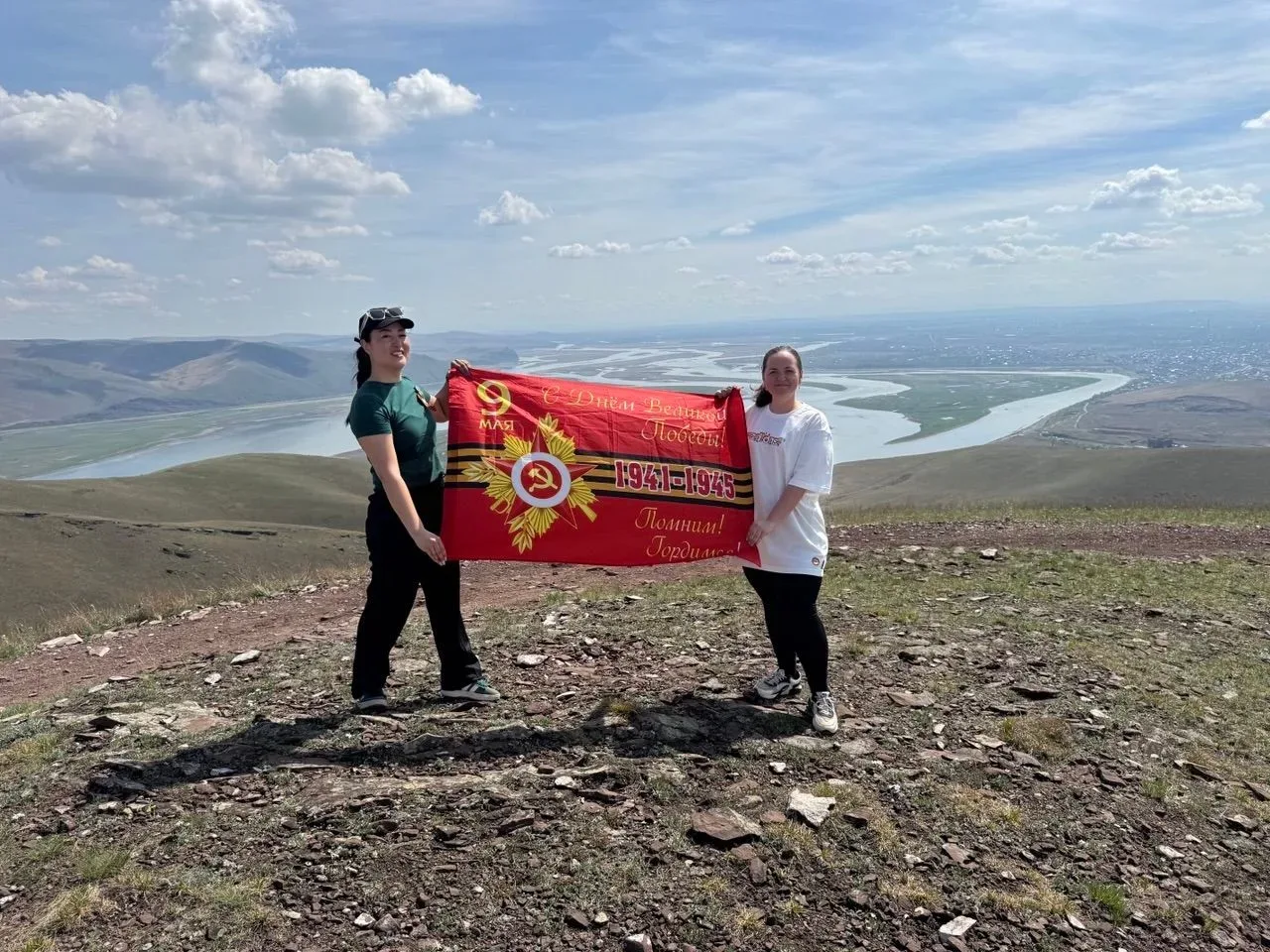 ⛰️ Судебные приставы ГМУ ФССП России встретили День Победы на вершине горы  👮🏻‍♂️ Сотрудники специал
