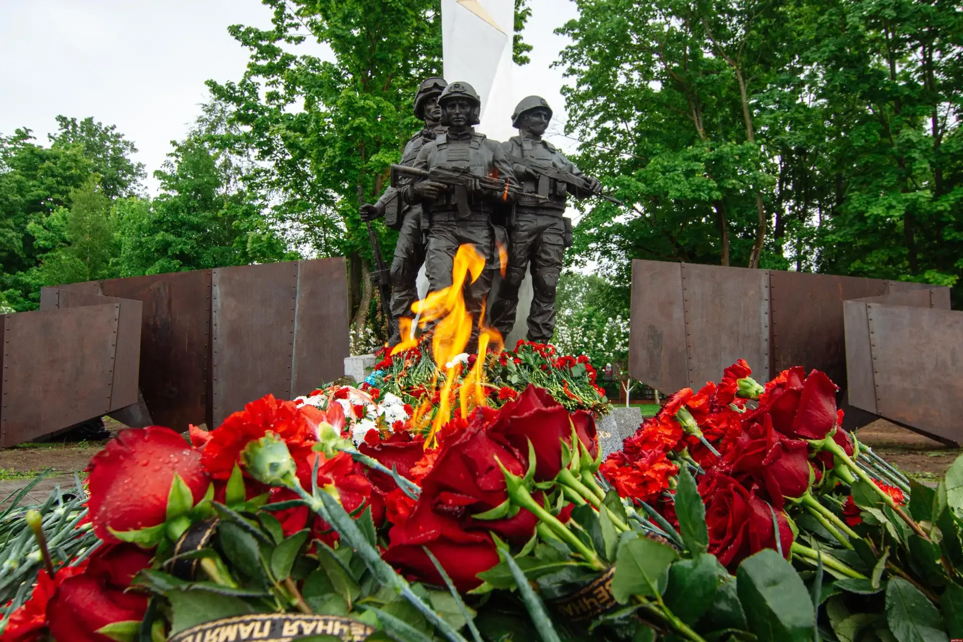 В Великих Луках торжественно открыли мемориальный комплекс в память о бойцах, павших при выполнении 