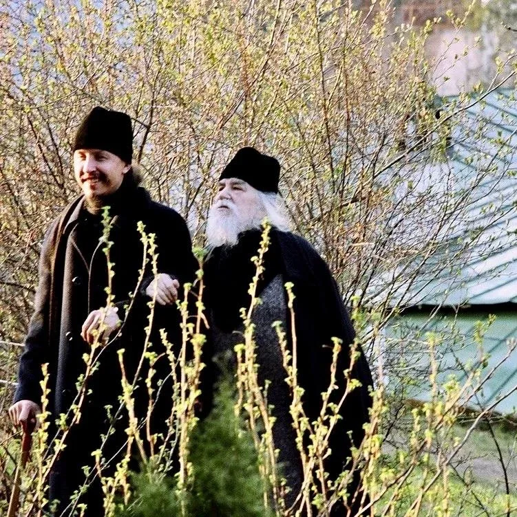 Не устами, а сердцем; не в храме только или дома пред образами, а занимаясь делами своего звания; ве