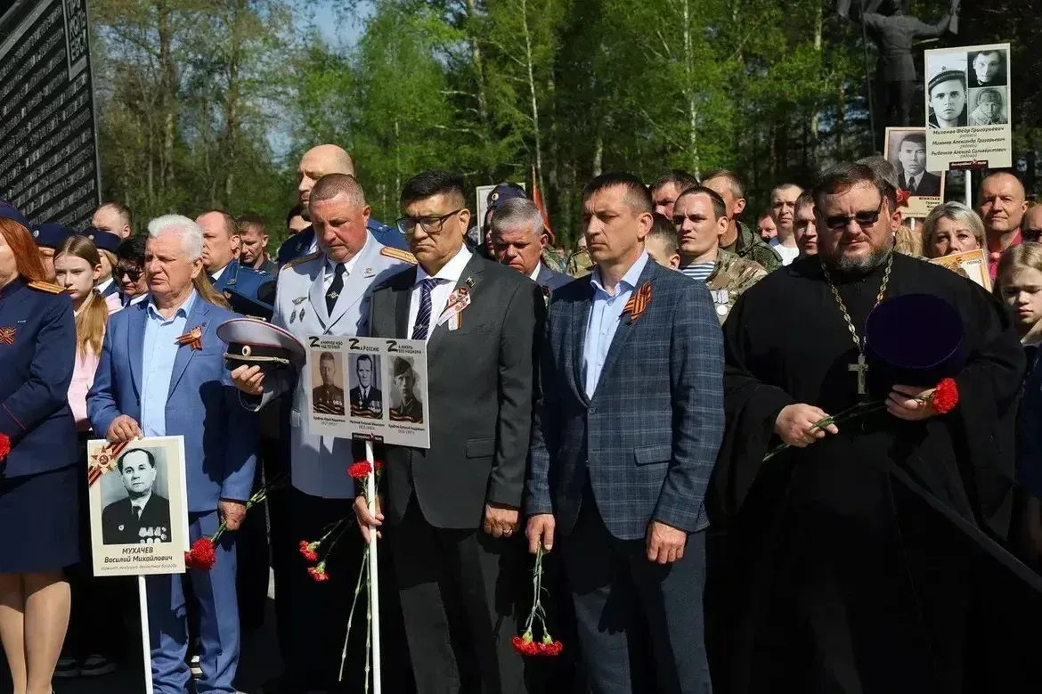 В День Победы мы склоняем головы перед бессмертным подвигом отцов, дедов и прадедов, которые, преодо