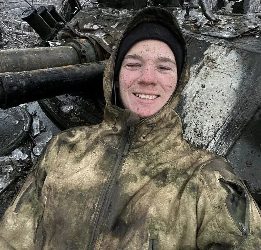 За этой улыбкой — сталь!  В свои 23 года Руслан — уже легенда. Его боевой путь отмечен невероятной о