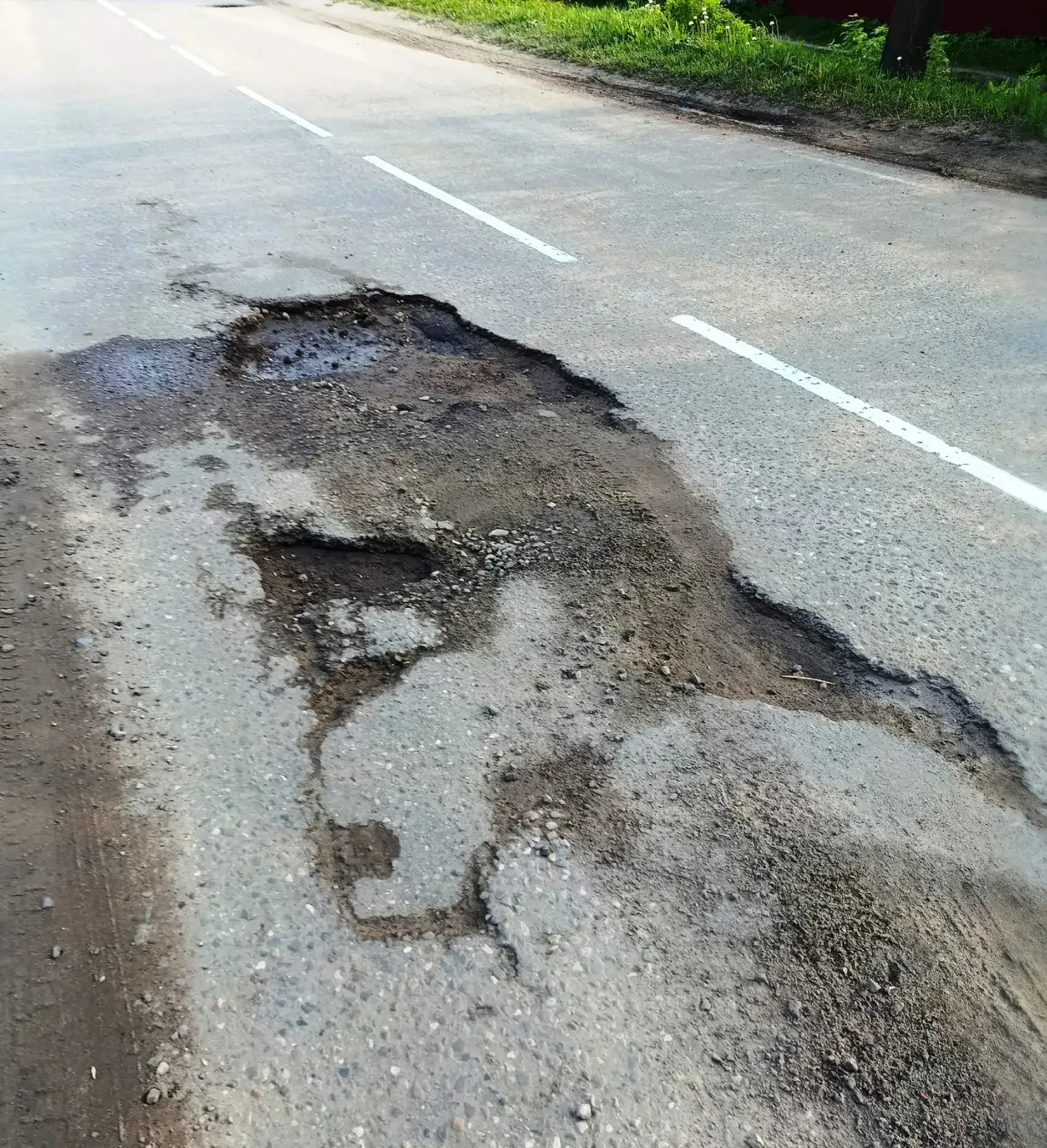 ⚒️ Под Костромой украсили старые ямы на дороге свежей разметкой  В Нерехте Костромской области ямы н