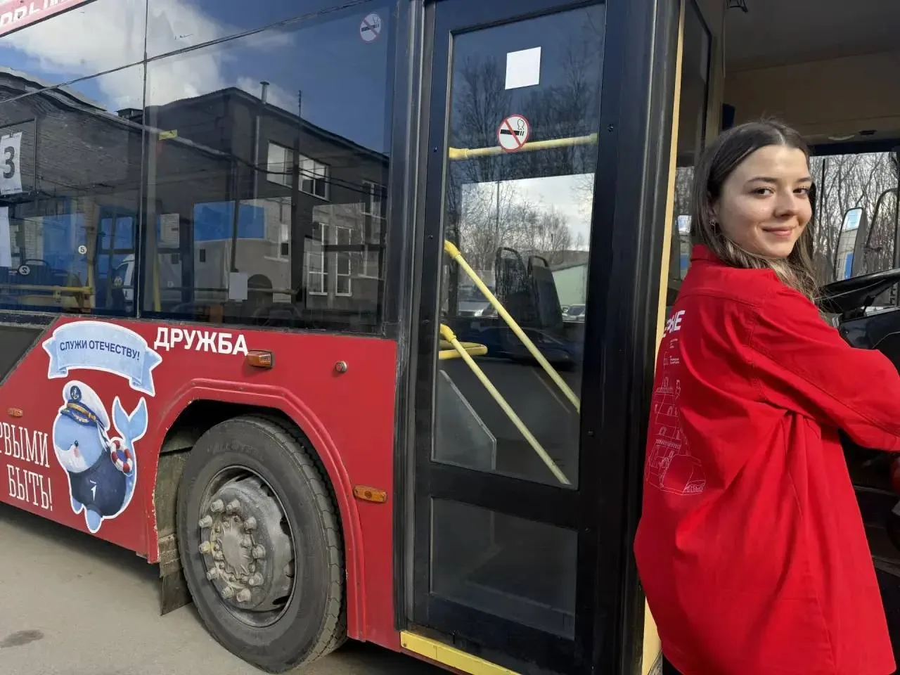 🚎В Мурманске на маршрут вышел самый северный троллейбус Движения Первых  Необычное оформление создан
