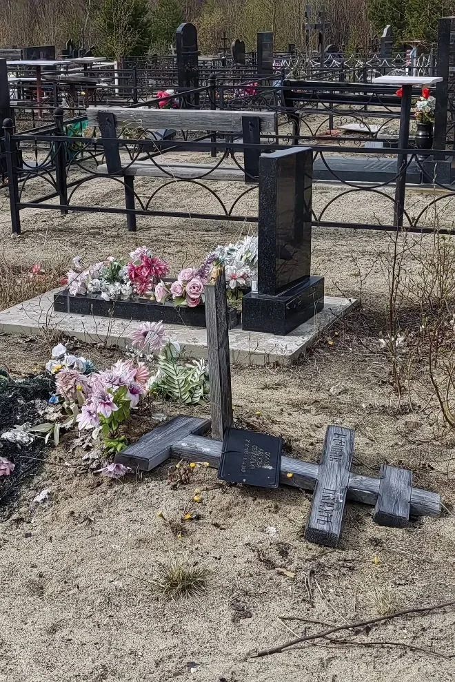 ‼️ На кладбище в Никеле снова разгромили могилы  Местные жители сообщают о новых случаях вандализма: