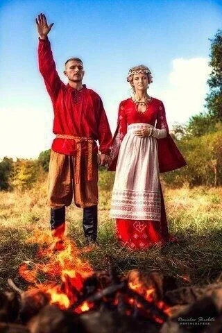 Все Женщины очень и очень разные. Одна - покладиста и скромна, другая - строптива и своенравна. Эта 