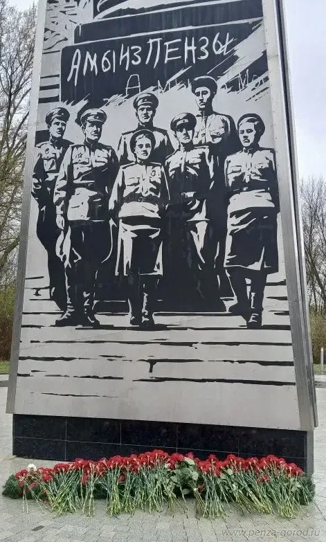 Несмотря на пасмурную погоду и дождь, в Пензе провели торжественный митинг в честь Первомая. Традици
