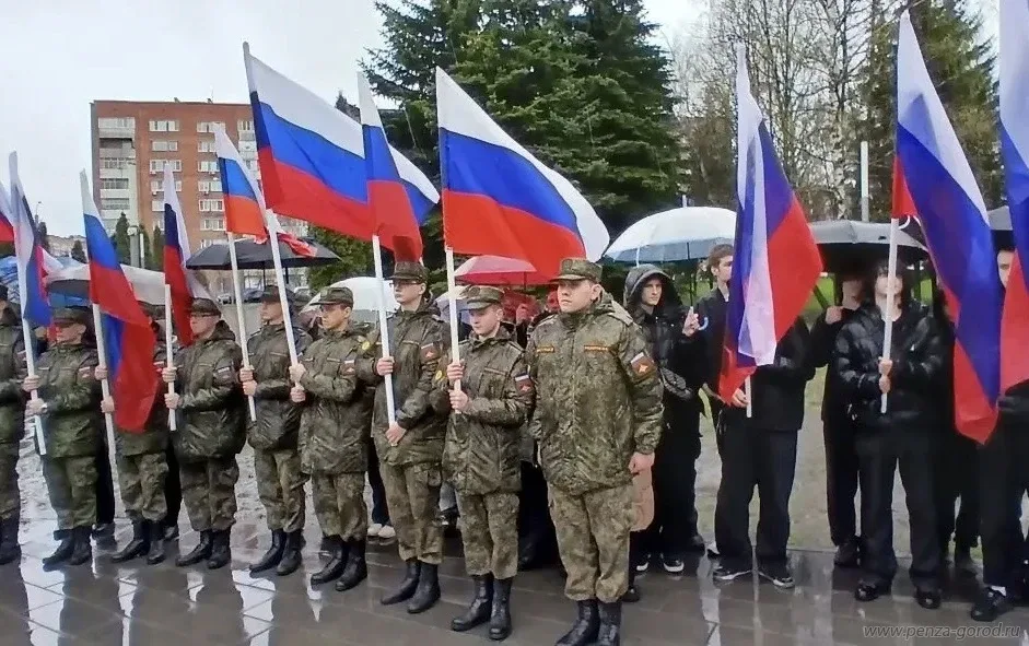 Несмотря на пасмурную погоду и дождь, в Пензе провели торжественный митинг в честь Первомая. Традици