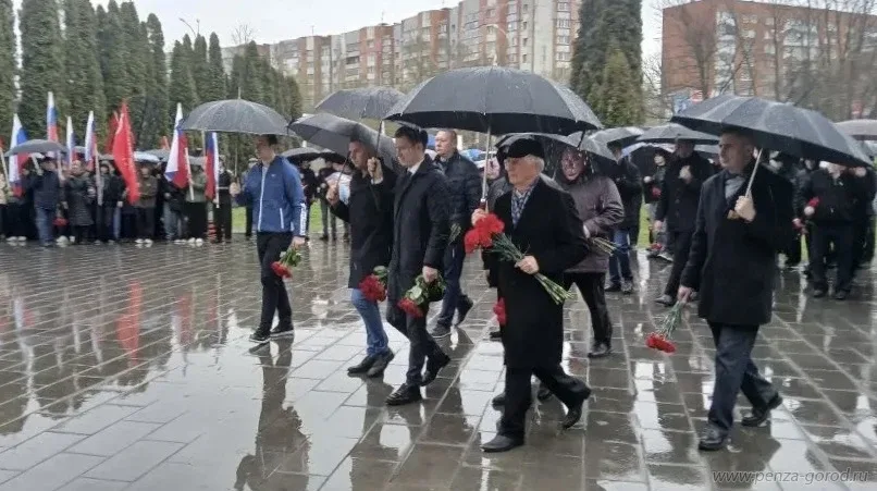 Несмотря на пасмурную погоду и дождь, в Пензе провели торжественный митинг в честь Первомая. Традици